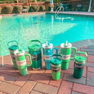 @stanley_brand tumblers on 🔂 all summer💦 y’all know I love GREEB & this Jade & Pool are my favorite from the NEW drop 
#stanelytumbler #stanleycup #summervibes #poolparty #poolside #stanley #tumblers #tumbler #trendygirl